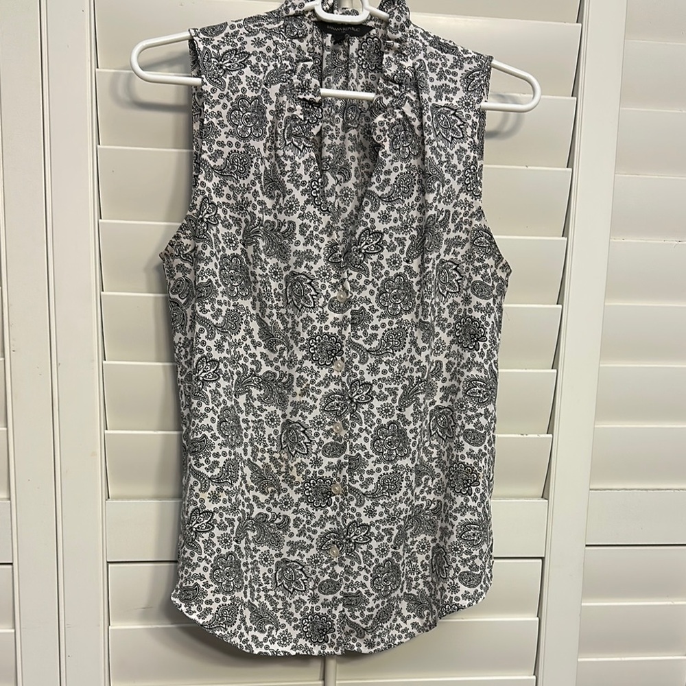 Banana Republic Sleeveless Ruffled Blouse Black and White